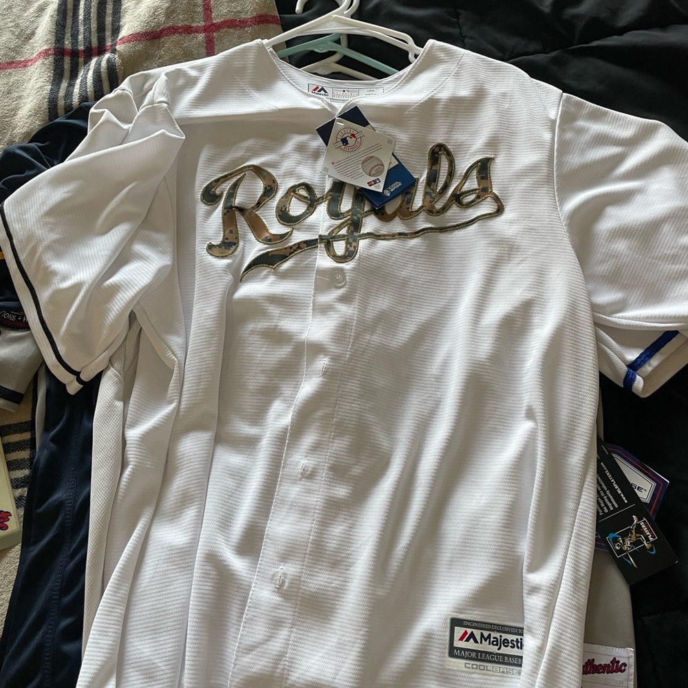 Numerous MLB jerseys size large men’s